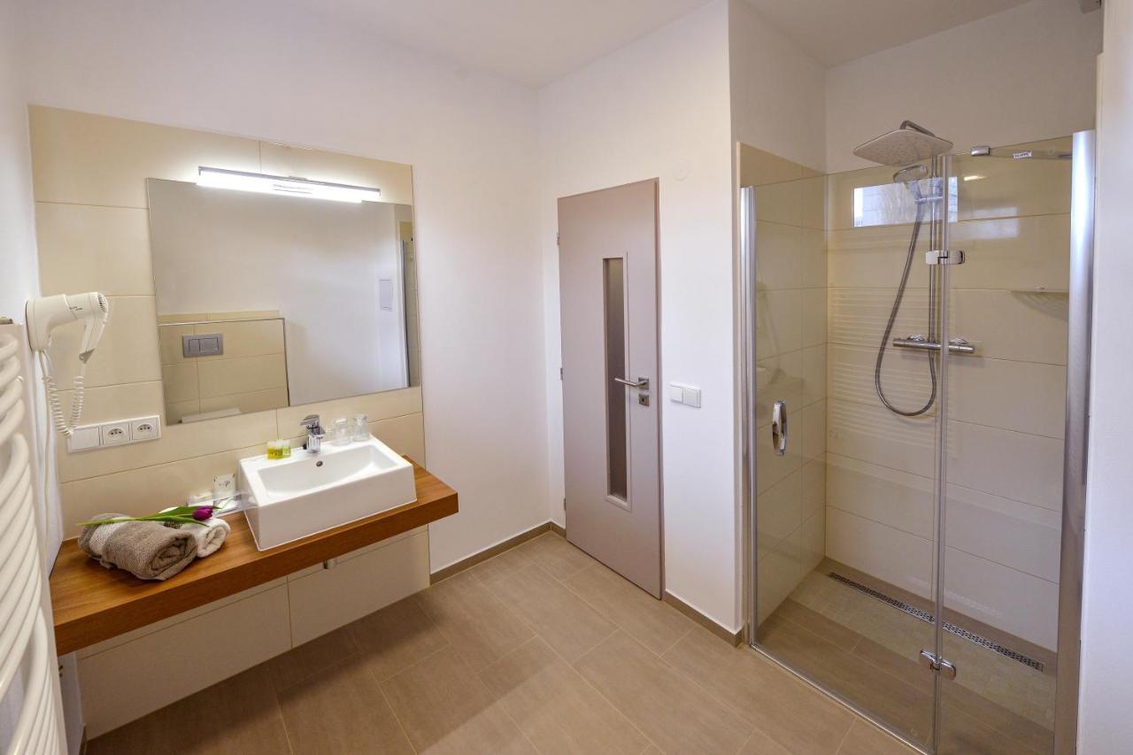 Hotel U Kaplicky Písek Exteriör bild