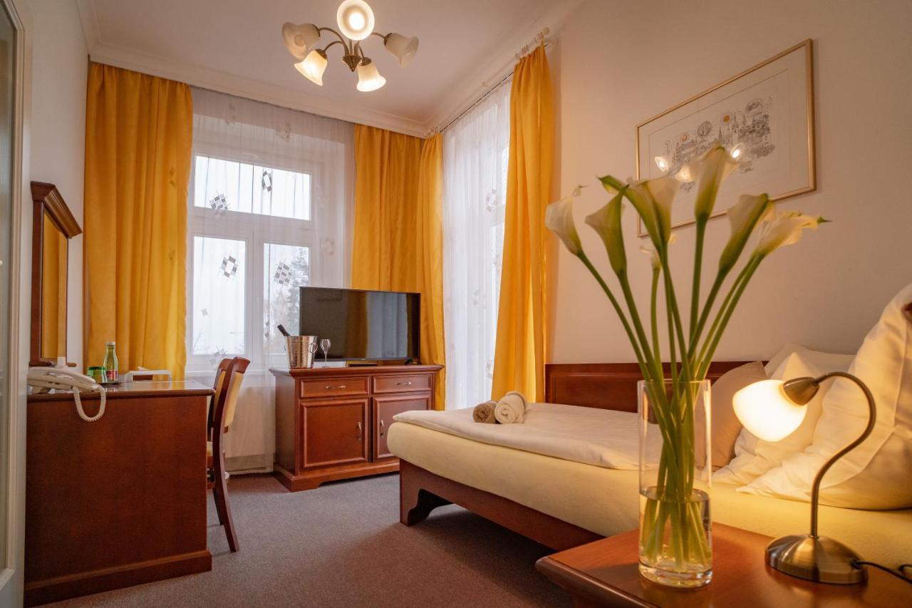 Hotel U Kaplicky Písek Exteriör bild