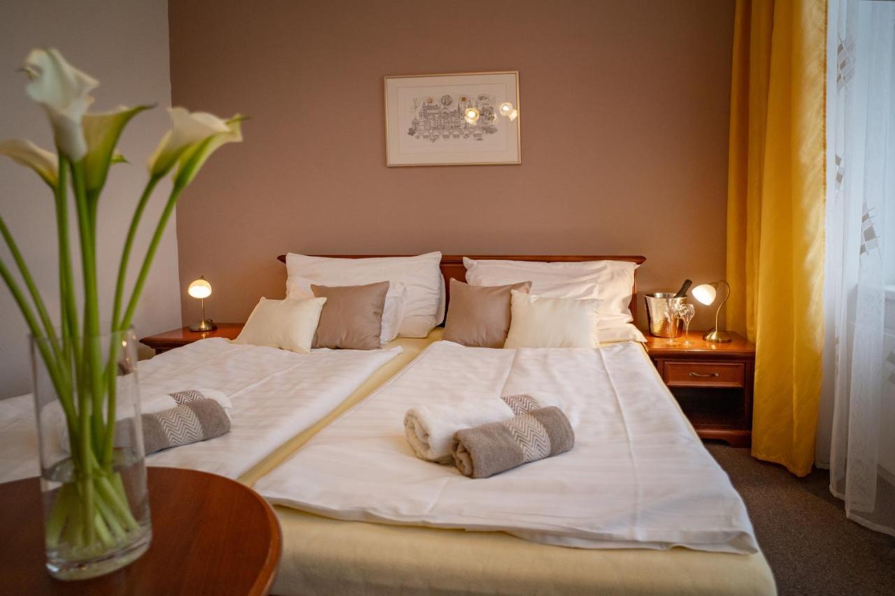 Hotel U Kaplicky Písek Exteriör bild