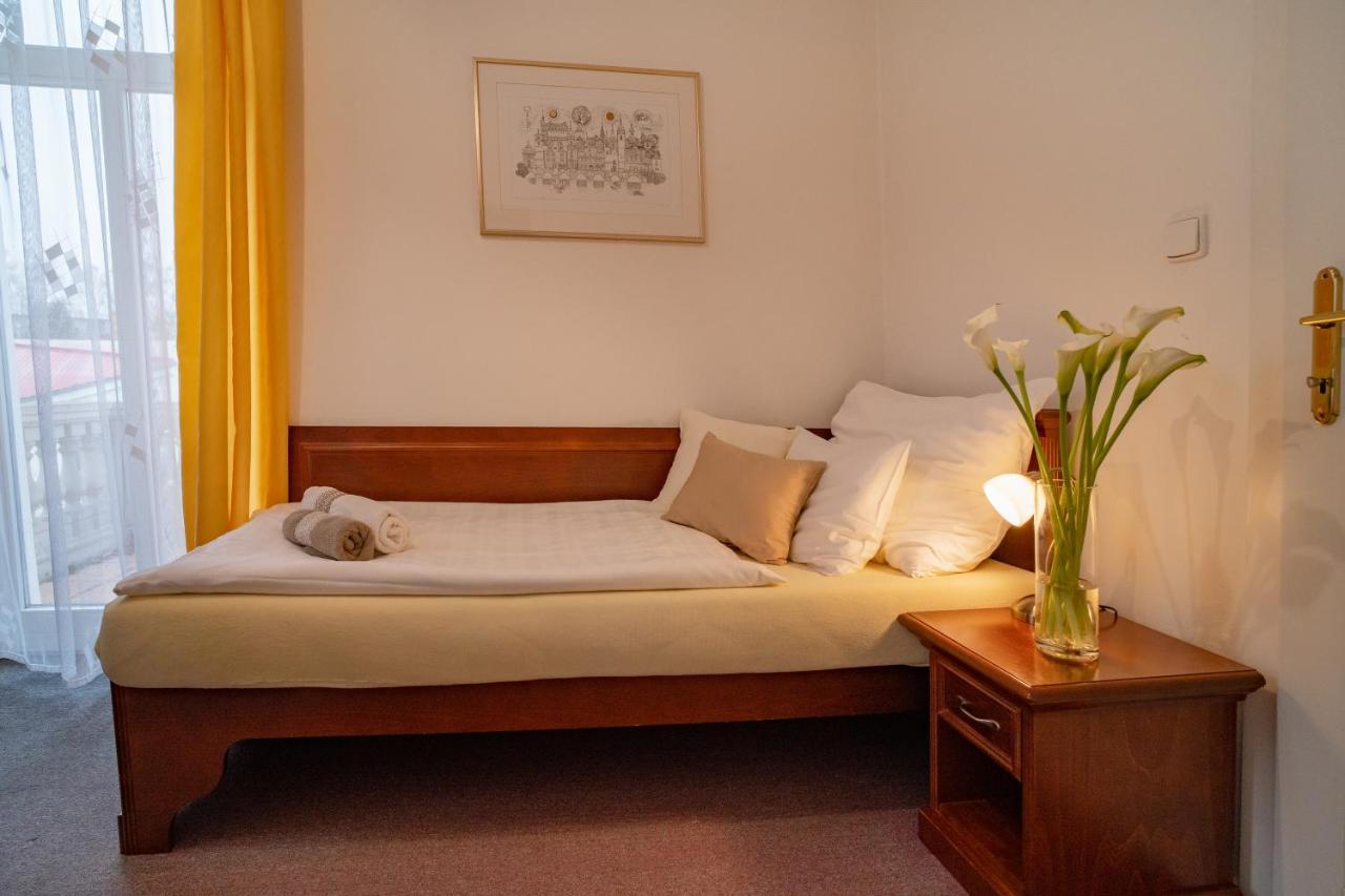Hotel U Kaplicky Písek Exteriör bild