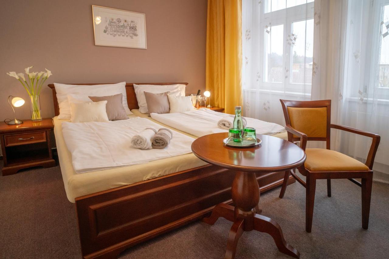 Hotel U Kaplicky Písek Exteriör bild