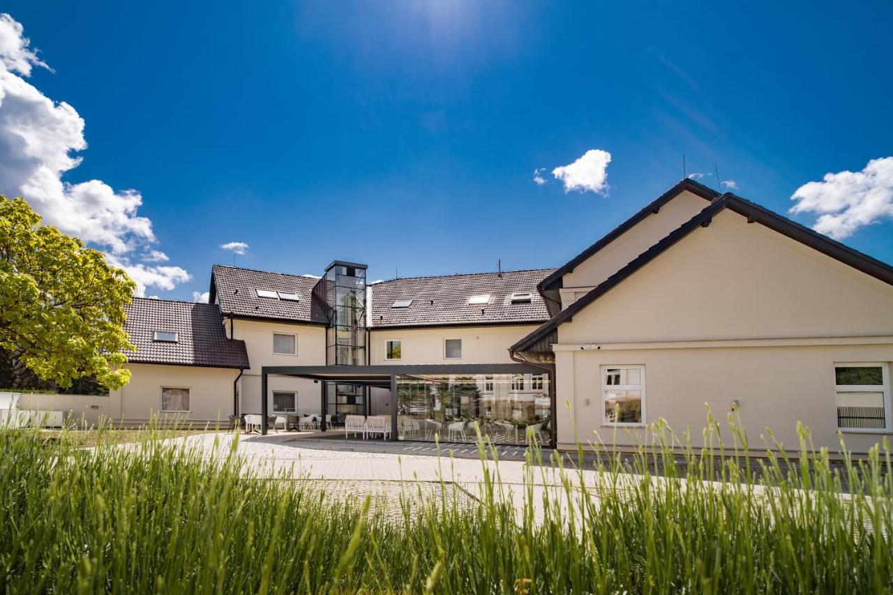 Hotel U Kaplicky Písek Exteriör bild