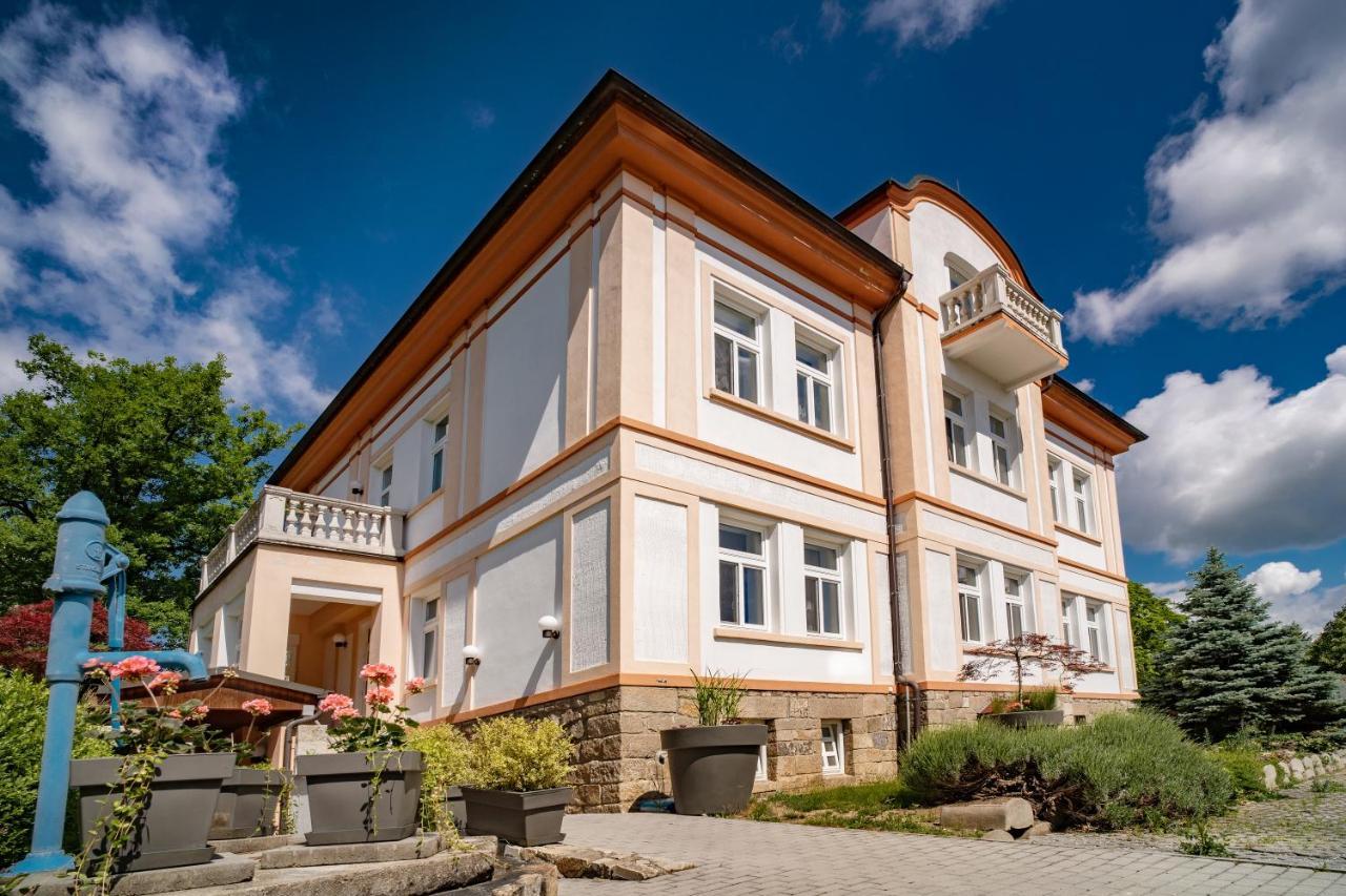 Hotel U Kaplicky Písek Exteriör bild